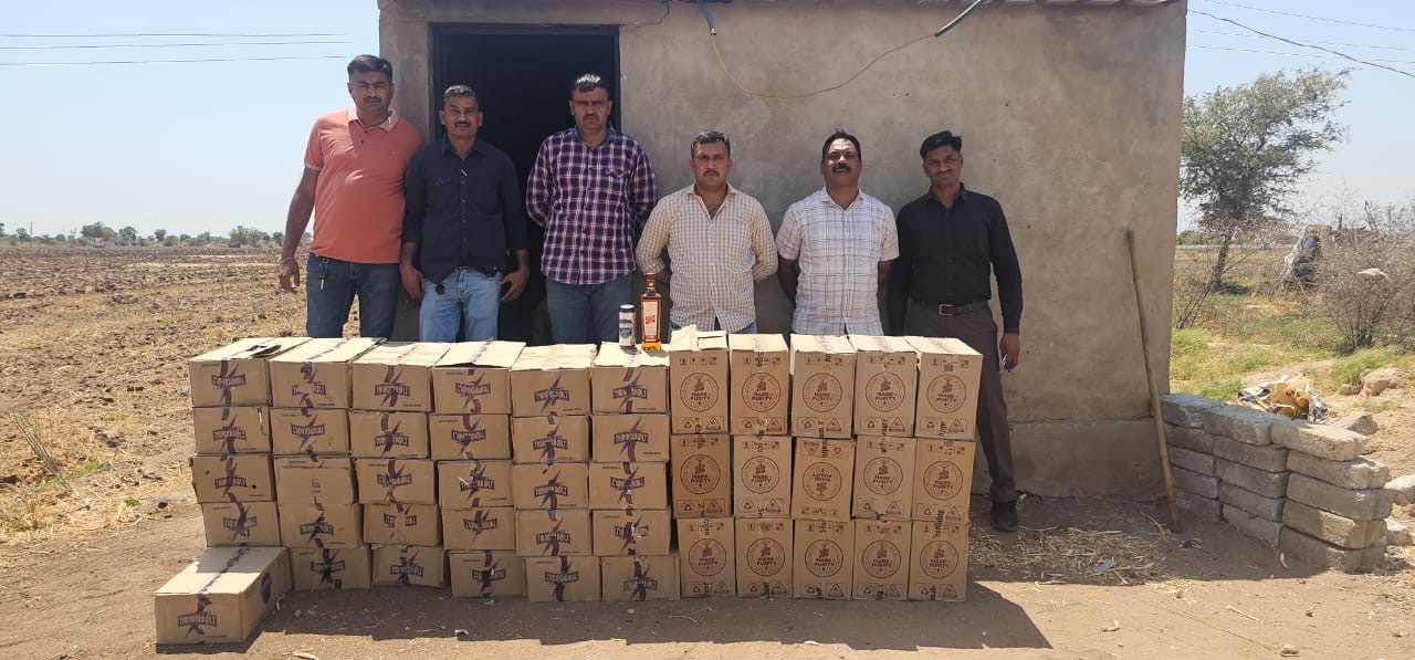 હળવદ : જુના દેવળિયા ગામે વાડીની ઓરડીમાં એલસીબીની રેડ, દારૂ અને બીયરનો મુદામાલ ઝડપાયો 