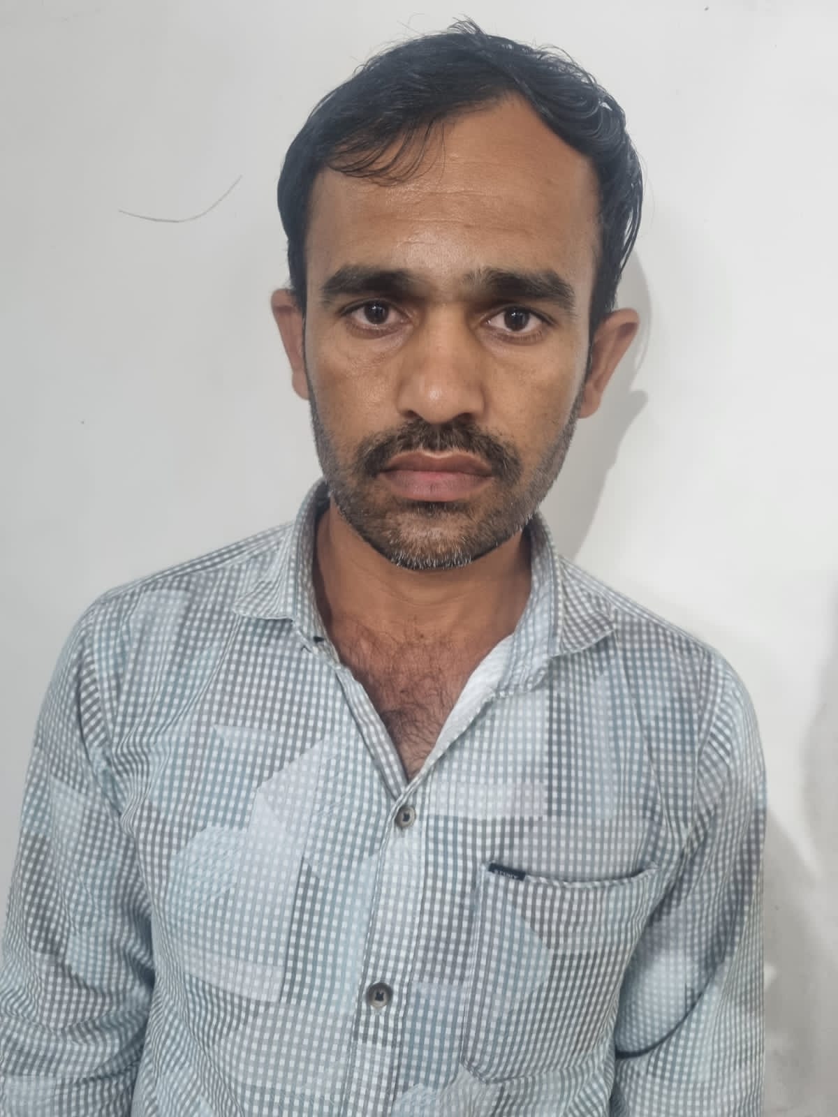 મોરબી-પાટણમાં પ્રોહિબિશન ગુનામાં વોંટેડ આરોપીને રવિરાજ ચોકડી પાસેથી દબોચી લીધો