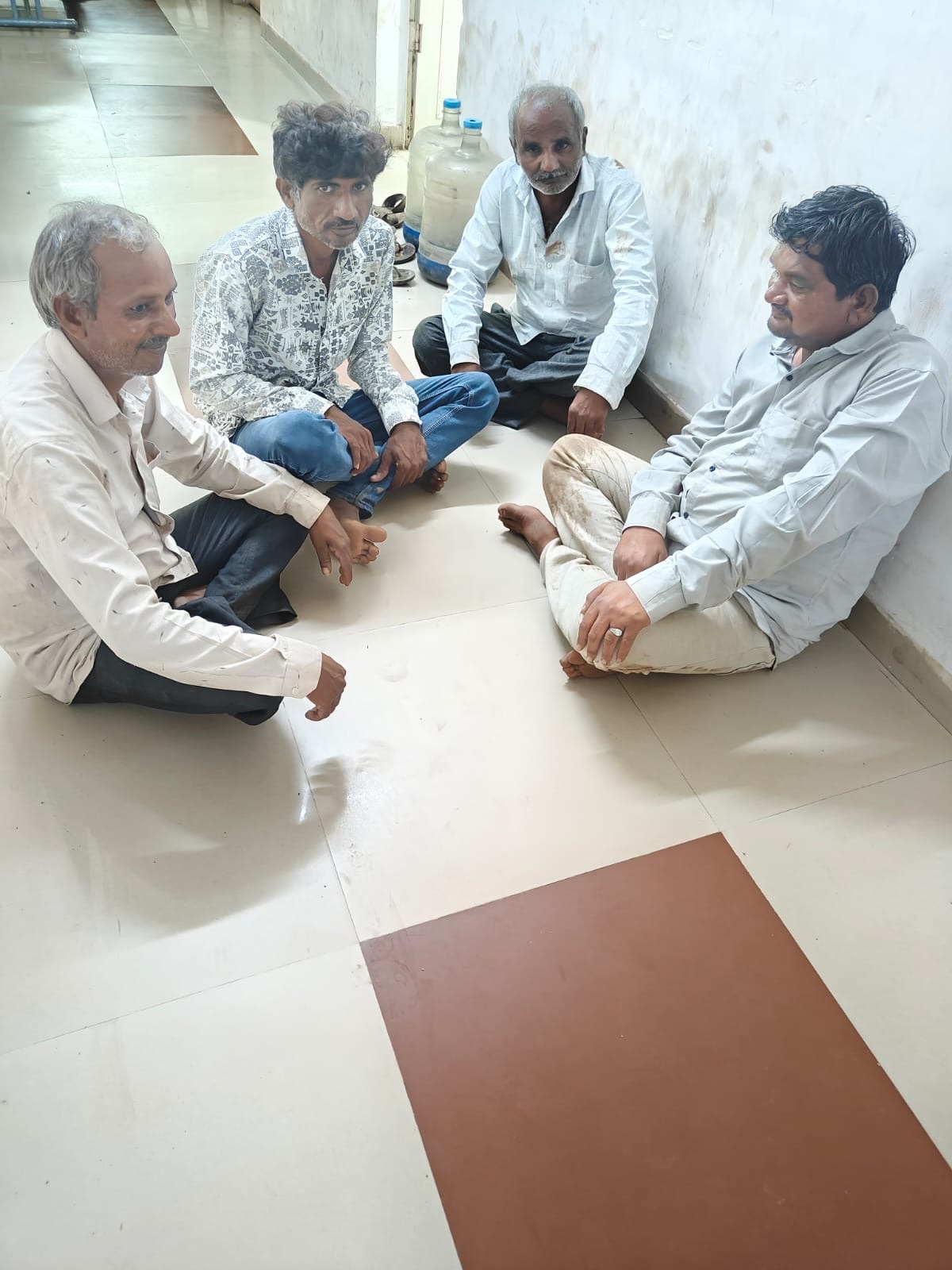 હળવદના ઢવાણા ગામે જુગાર રેડ, ચાર ઝડપાયા-પાંચ ઈસમો ફરાર