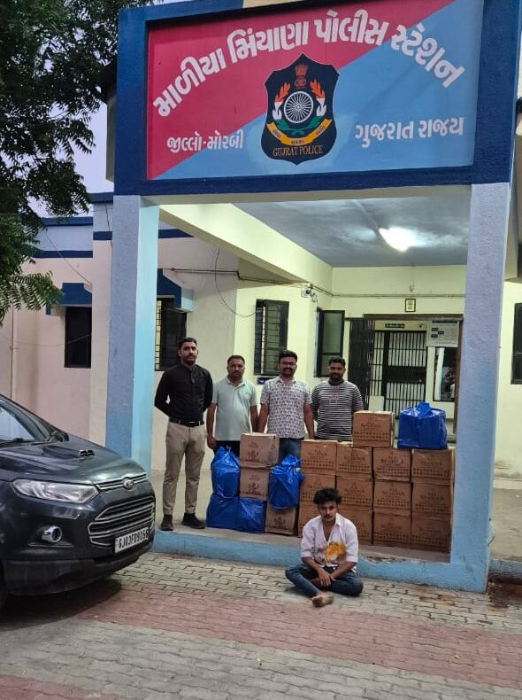 માળીયા હાઇવે પરથી કારમાં દારૂની 347 બોટલ લઈ જતો એક પોલીસ પકડમાં
