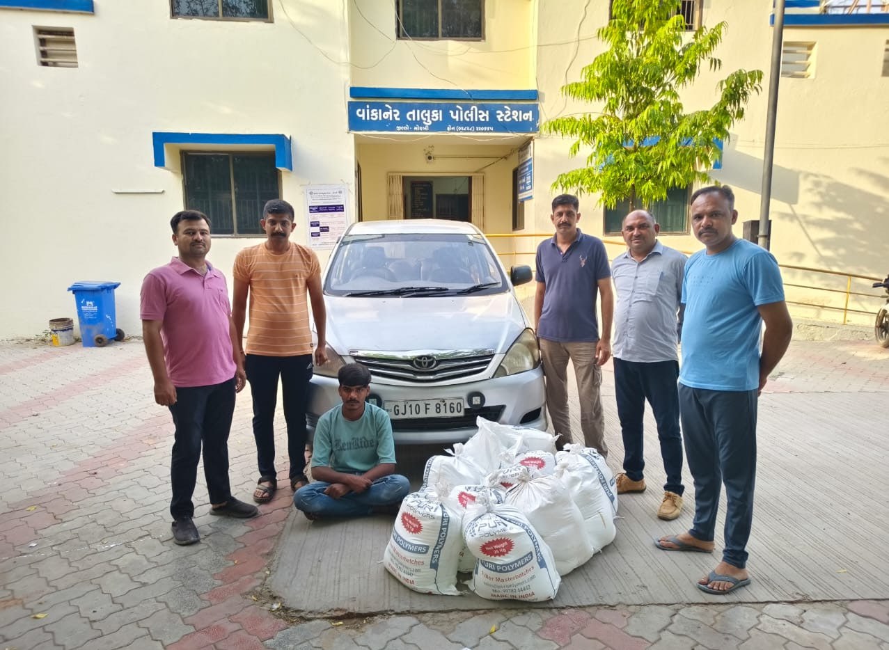 વાંકાનેર પોલીસે દેશી દારૂ ભરેલ ઈનોવા કાર ઝડપી લીધી