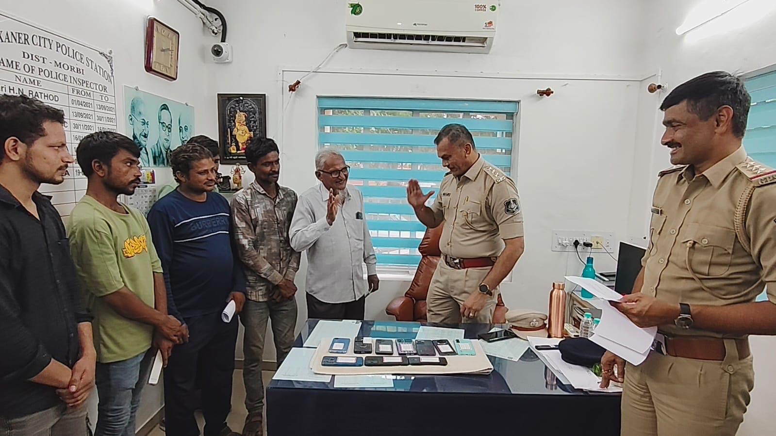 વાંકાનેર સીટી પોલીસે અરજદારોના ખોવાયેલા ૧.૯૨ લાખની કિમતના ફોન શોધી આપ્યા