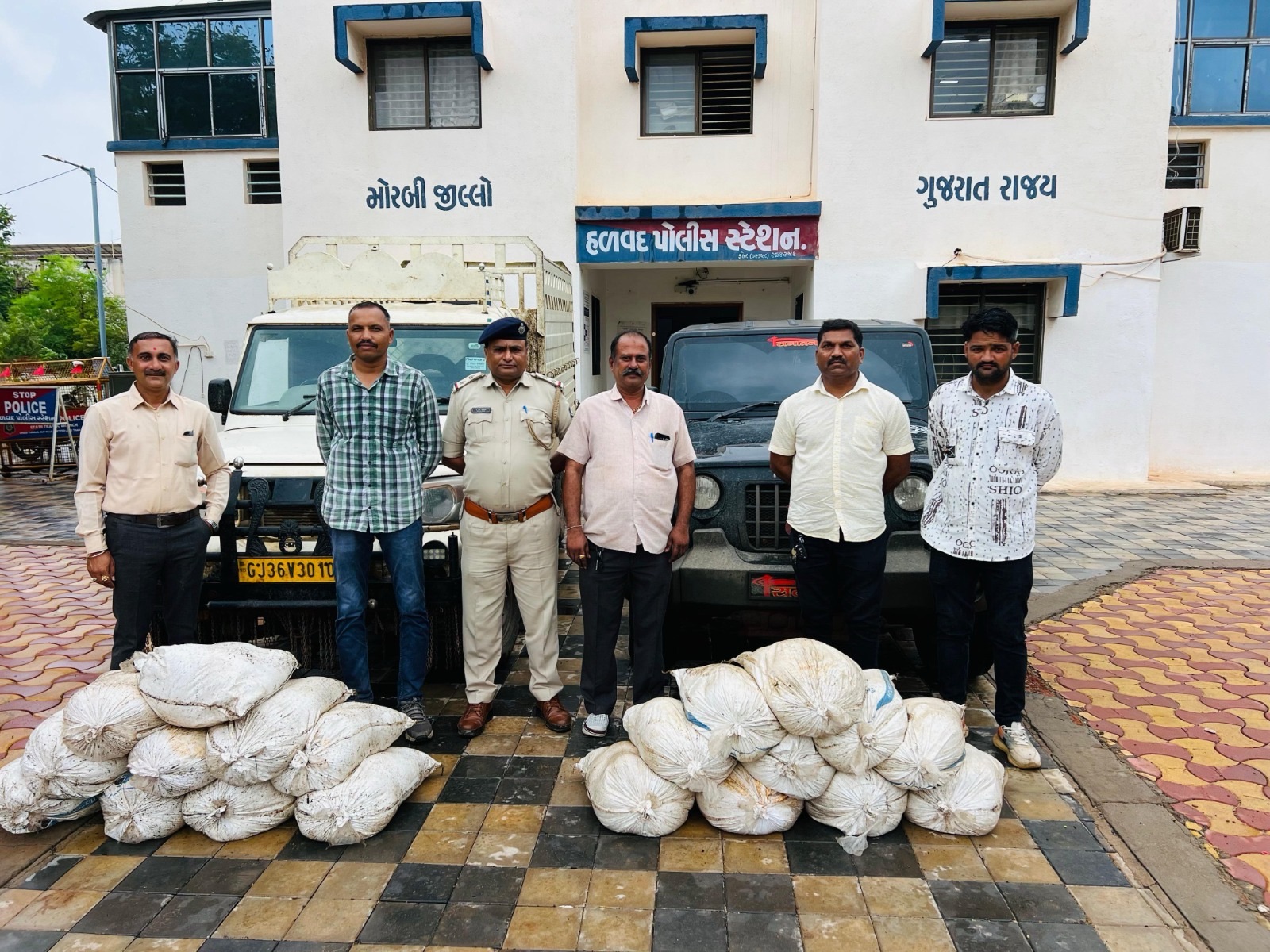 હળવદના સુંદરગઢ ગામે થાર સહીત બે કારમાંથી ૫૦૦ લીટર દેશી દારૂ ઝડપાયો