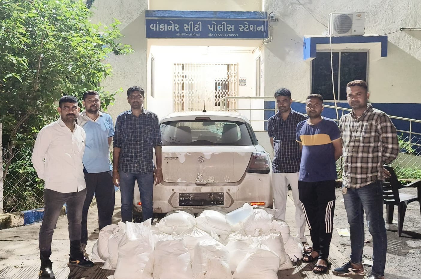 વાંકાનેરમાં નદીના પટમાં રેઢી પડેલી સ્વીફ્ટ કારમાંથી ૫૫૦ લીટર દેશી દારૂ જપ્ત