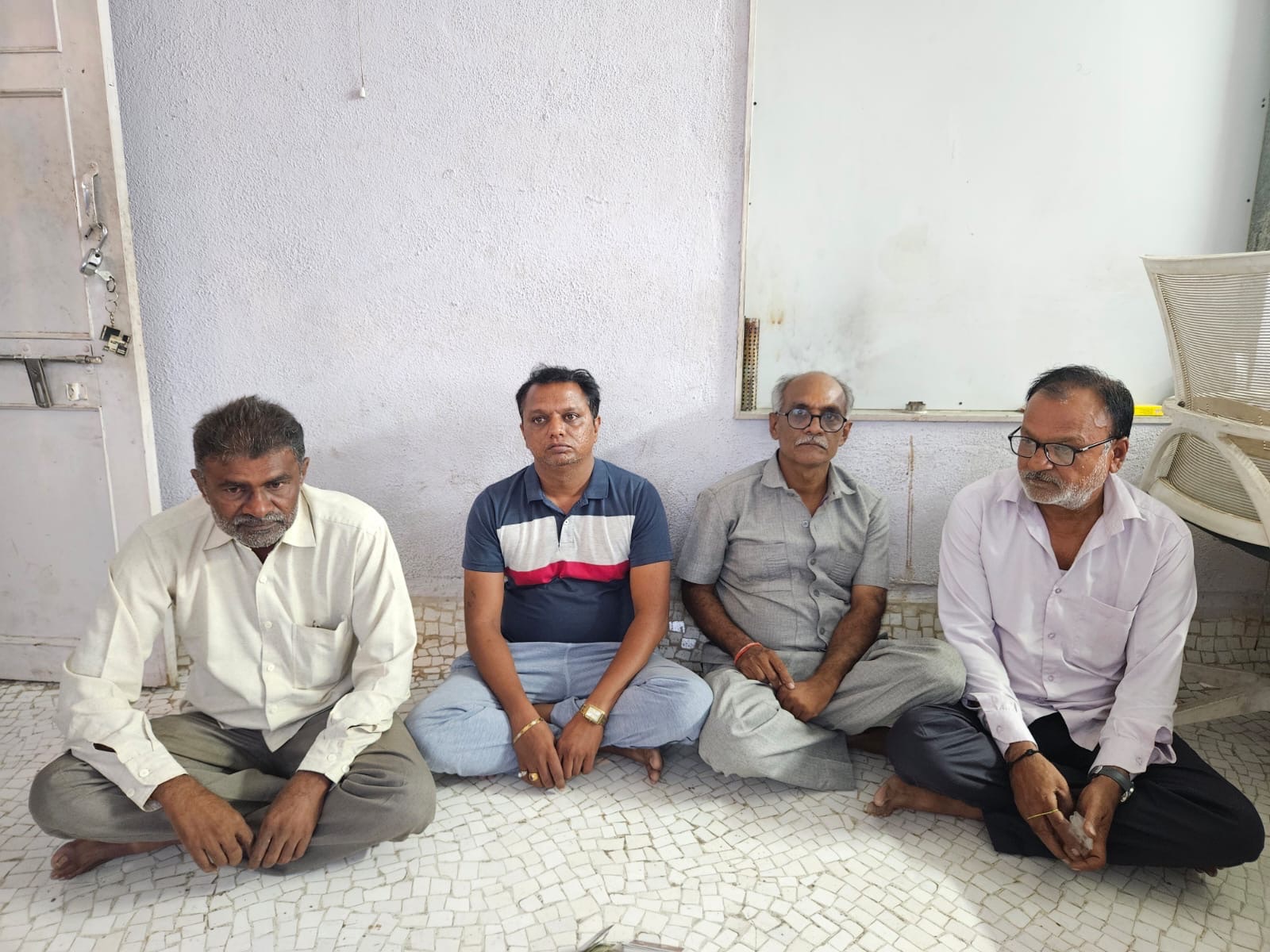 મોરબીના મહેન્દ્રનગર નજીક ખુલ્લા પટમાં જુગાર રમતા ચાર ઝડપાયા