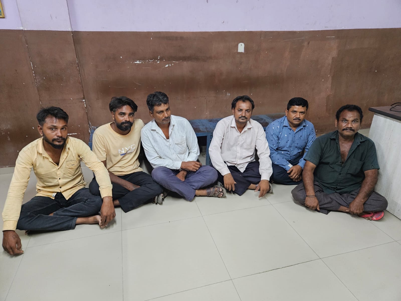 મોરબીના ઉમિયાનગરમાં જાહેરમાં જુગાર રમતા છ પત્તાપ્રેમીઓ ઝડપાયા