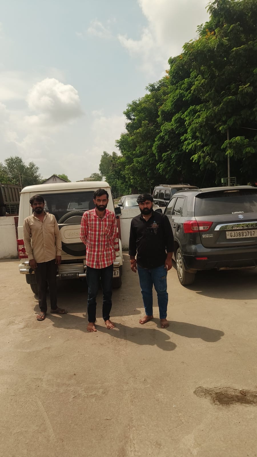 મોરબીના વાવડી રોડ પર બે કારમાંથી વિદેશી દારૂની 96 બોટલો સાથે ત્રણ ઝડપાયા