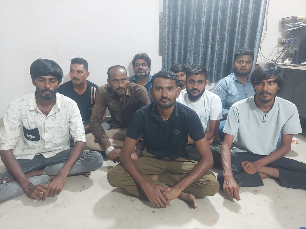 ટંકારા ગાયત્રીનગર સોસાયટીમાં જાહેરમાં જુગાર રમતા નવ ઝડપાયા