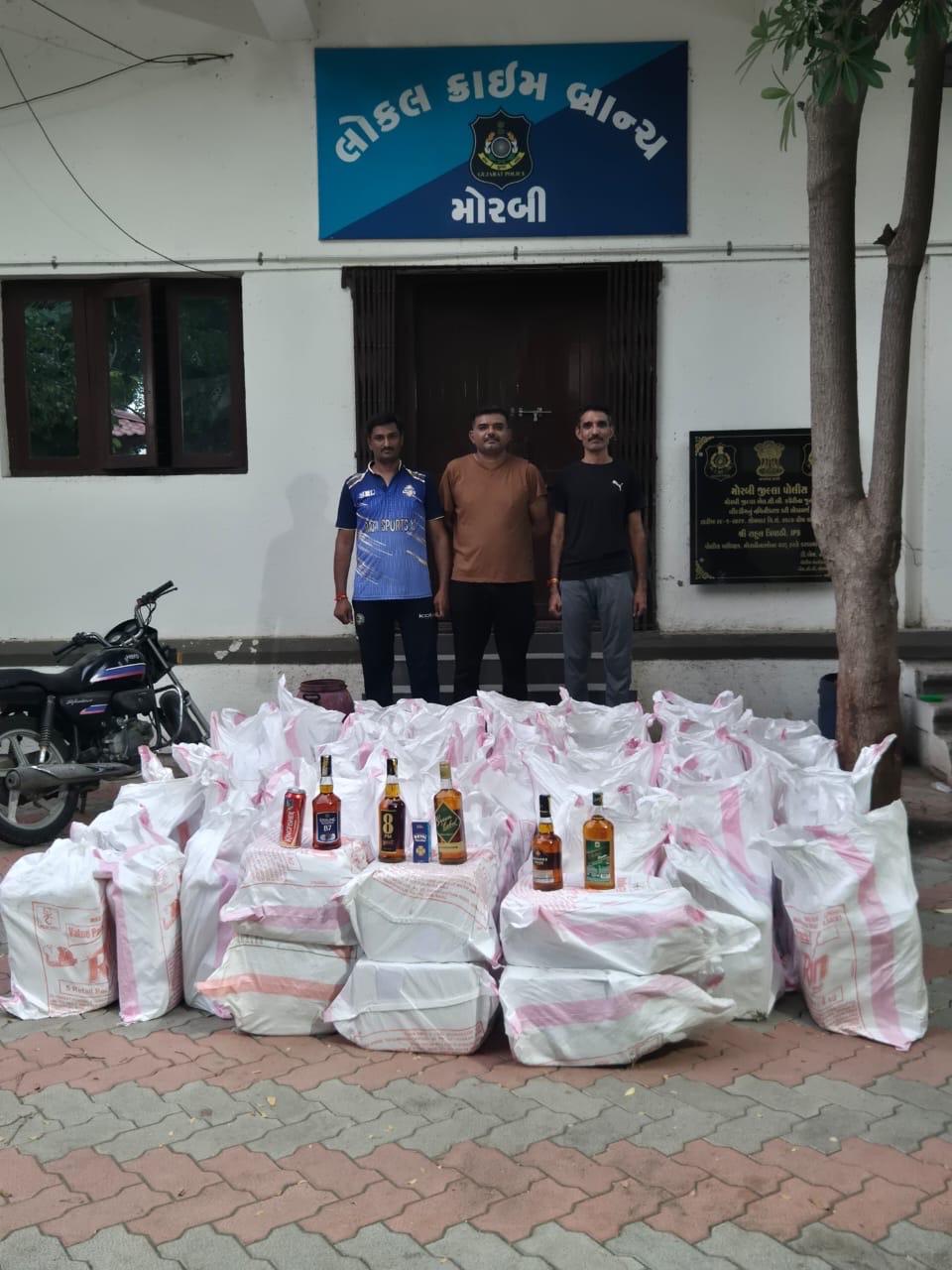 મોરબી રવિરાજ ચોકડી નજીક બંધ ભરડીયાના ગ્રાઉન્ડમાંથી ૮.૮૦ લાખનો દારૂ-બીયરનો જથ્થો ઝડપાયો