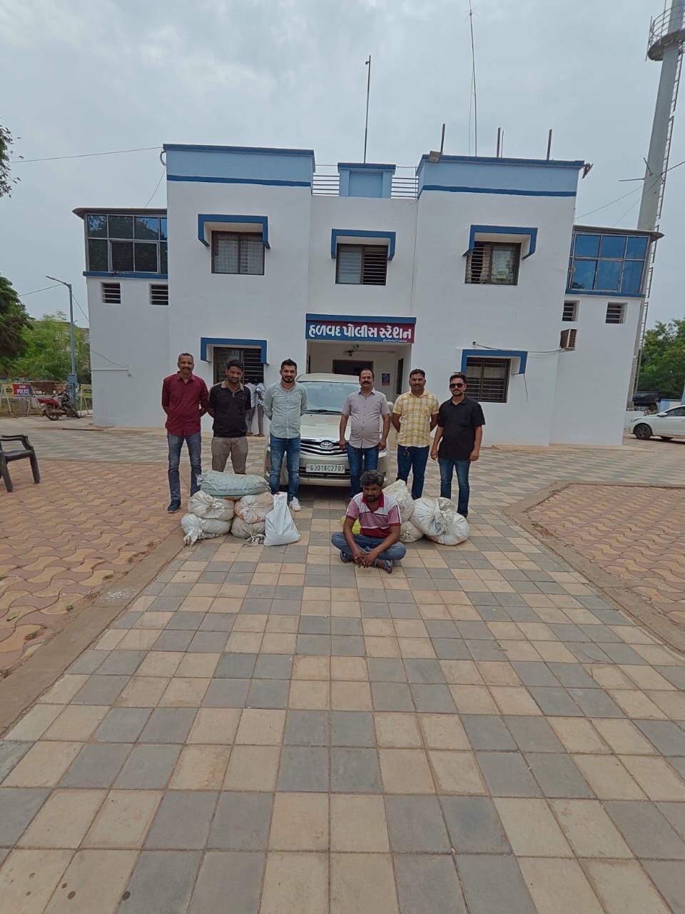 હળવદના કડીયાણા માથક રોડ પર ઈનોવા કારમાં દેશી દારૂની હેરાફેરી કરનાર ઝડપાયો, ત્રણ નામ ખુલ્યા