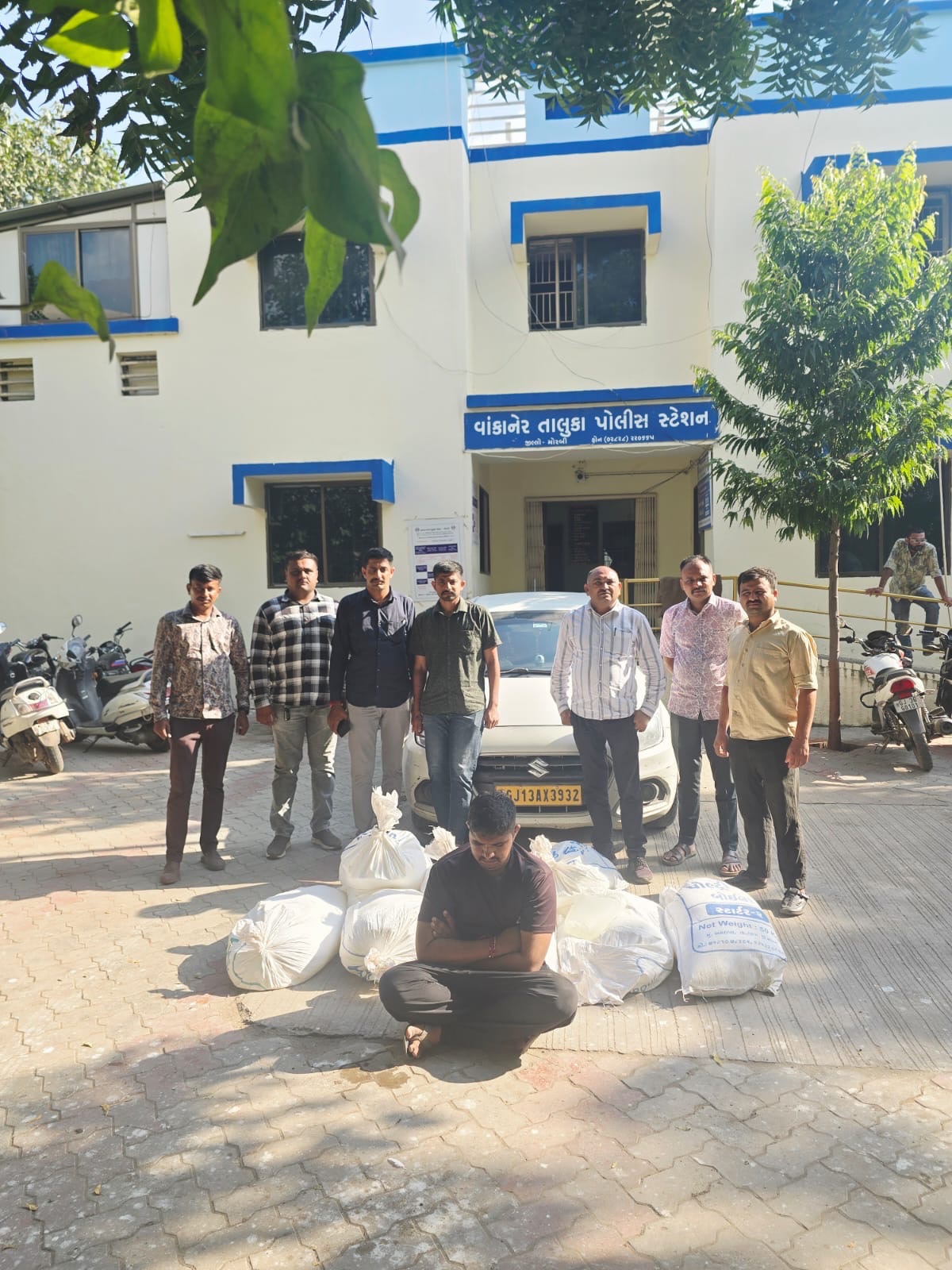 વાંકાનેરના ઢુવા નજીકથી કારમાંથી ૪૦૦ લીટર દેશી દારૂ સાથે એક ઝડપાયો, બેના નામો ખુલ્યા