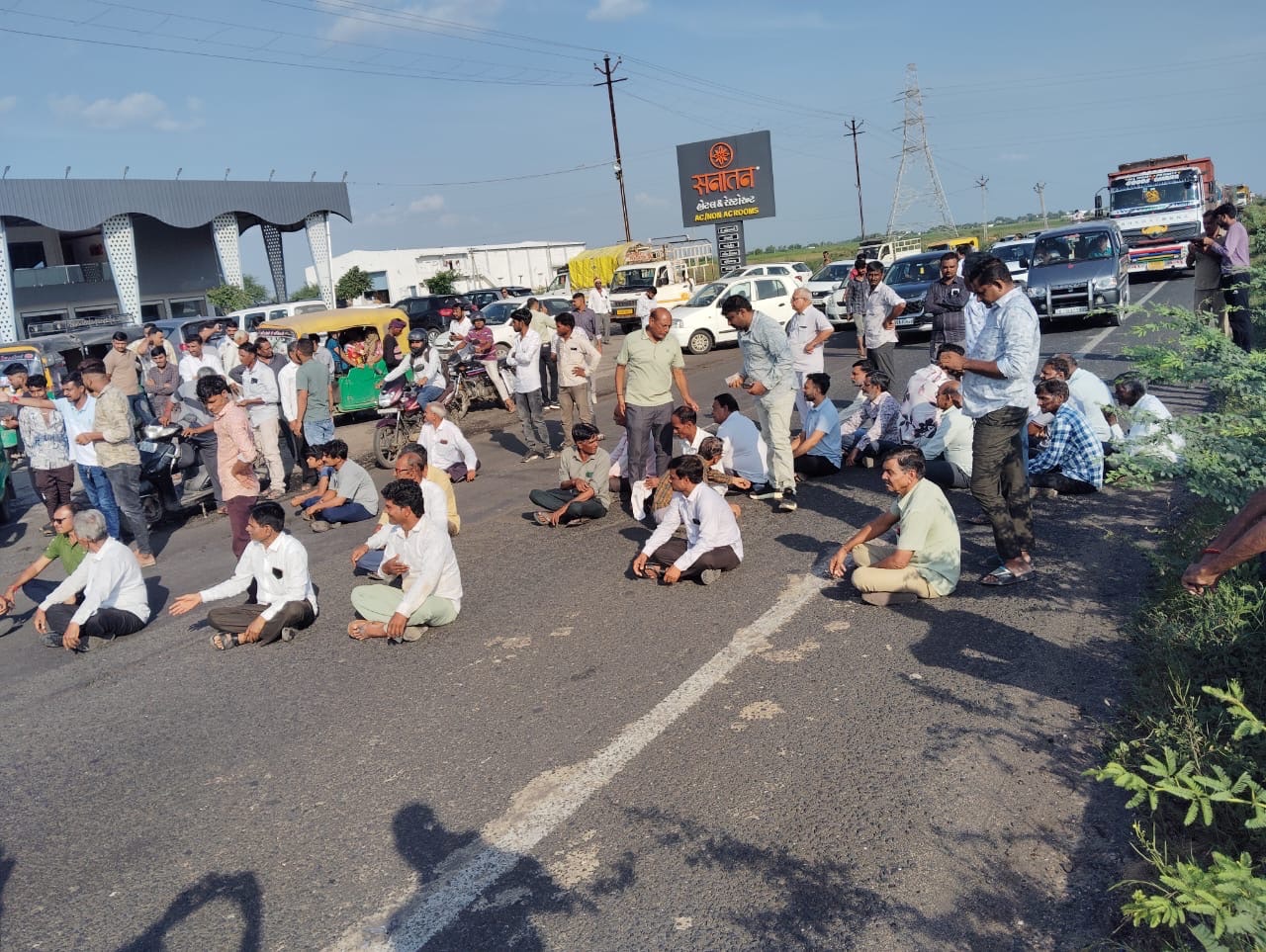 મોરબીમાં વધુ એક ચક્કાજામ, બિસ્માર નવલખી હાઈવે પર ૧૫ ગ્રામજનોએ રસ્તા રોકો આંદોલન