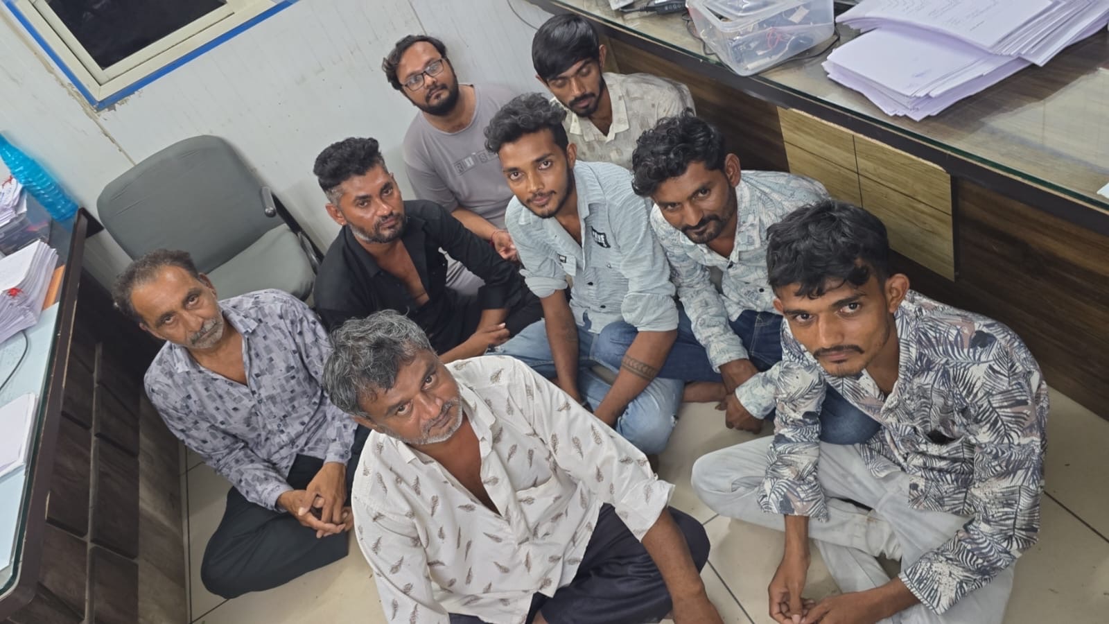 મોરબીના ઘૂટું ગામે જનકપૂરી સોસાયટીમાં જુગાર રમતા આઠ ઝડપાયા, રૂ ૩૭,૫૮૦ જપ્ત