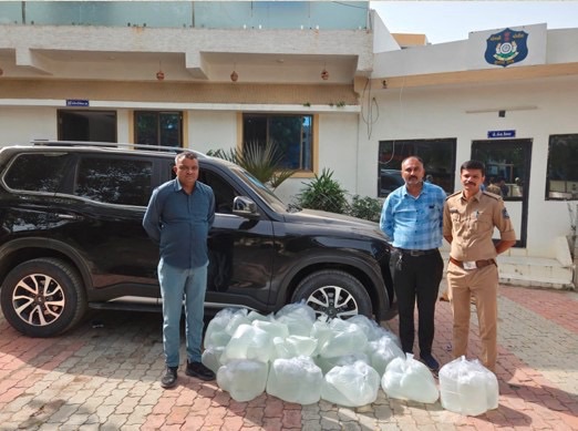 માળિયા ત્રણ રસ્તા રોડ પરથી સ્કોર્પીઓ ગાડીમાંથી ૫૬૦ લીટર દેશી દારૂનો જથ્થો ઝડપાયો