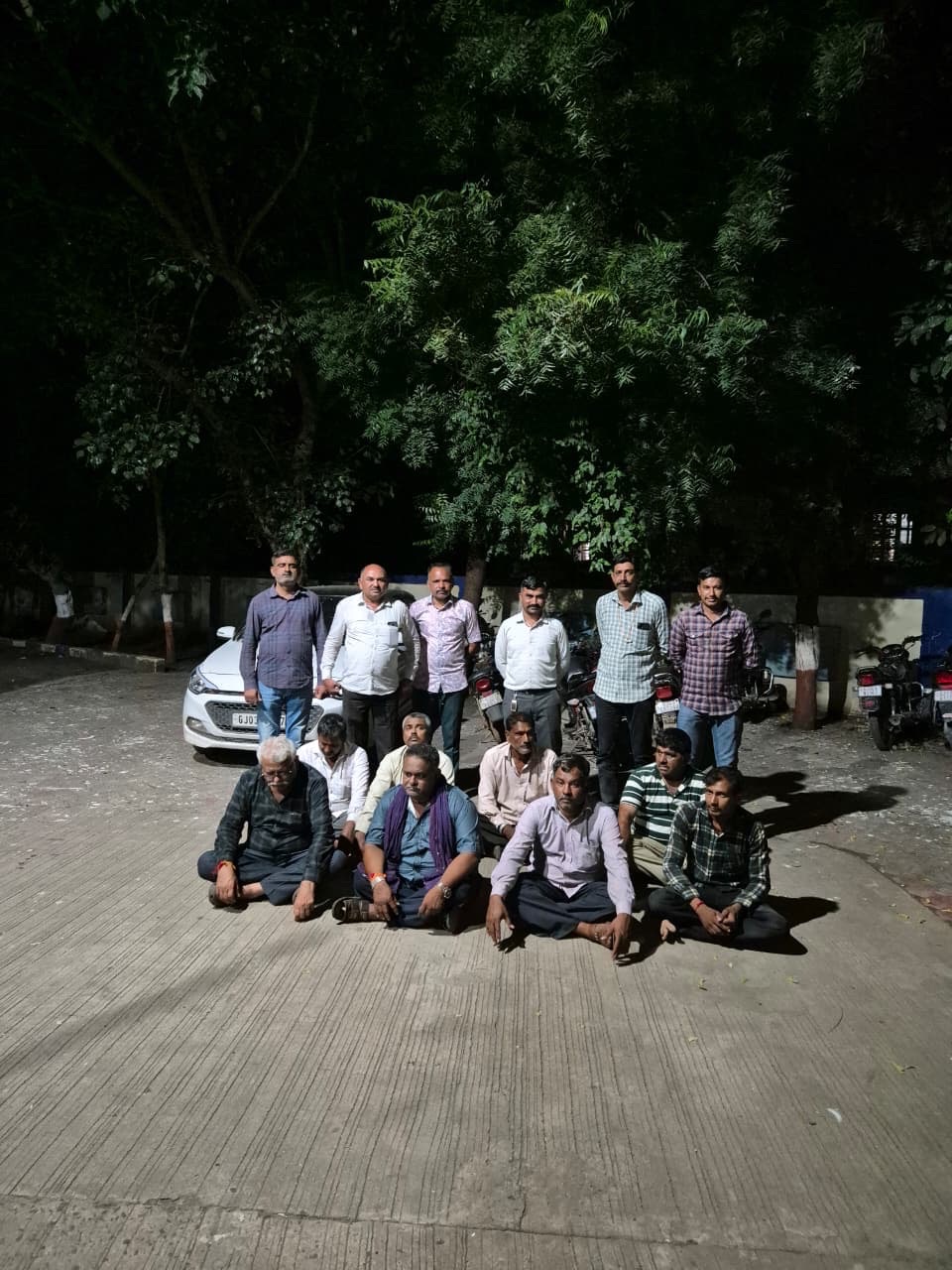 વાંકાનેર વરડુસર સીમા વાડીના મકાનમાં જુગાર રમતા આઠ ઝડપાયા, ૩.૮૧ લાખનો મુદામાલ જપ્ત