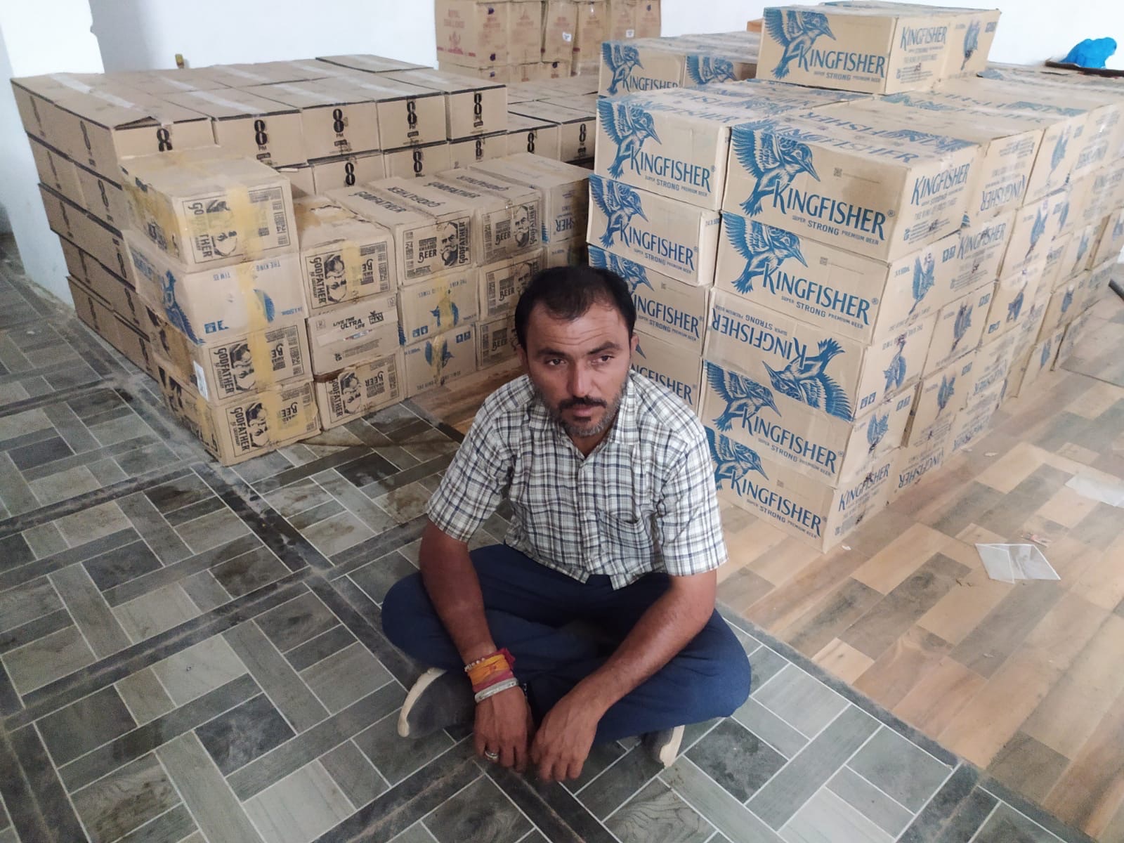 માળિયા ભીમસર ચોકડી પાસે ડમ્પરમાંથી ૪૩૨૦ બોટલ દારૂ-૨૫૬૮ બીયરના ટીનનો જથ્થો ઝડપાયો