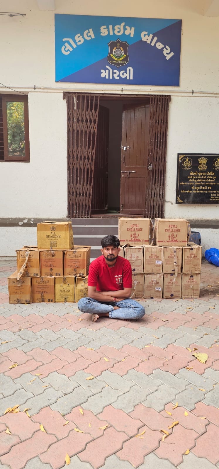 મોરબી સિલ્વરપાર્ક સોસાયટીના મકાનમાંથી દારૂની ૨૪૦ બોટલ સાથે એક ઝડપાયો