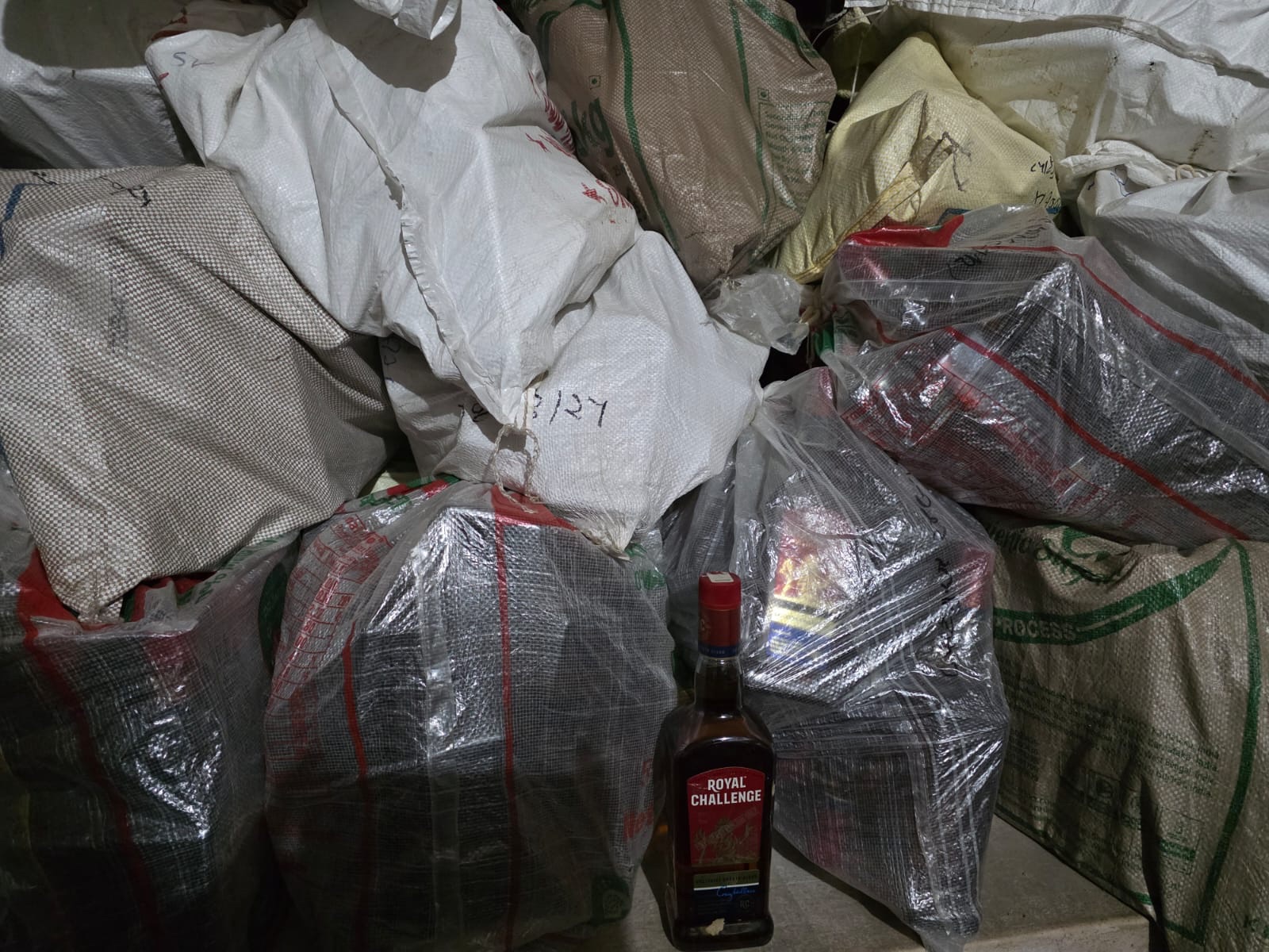 મોરબીના બહાદુરગઢ ગામની સીમમાં કારમાંથી દારૂની ૩૬૦ બોટલનો જથ્થો ઝડપાયો