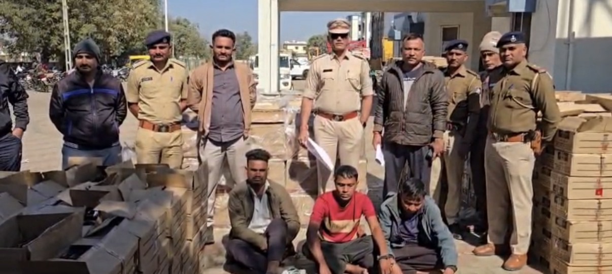 ટંકારાના છતરમાં  ગોડાઉનમાંથી દારૂનો જથ્થો ઝડપાયો : પોલીસ કોન્સ્ટેબલનું નામ ખુલ્યું