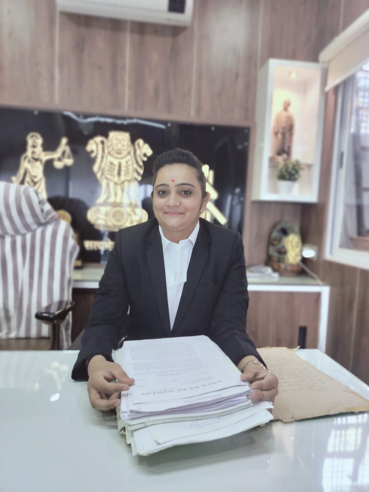 પડધરીના ચકચારી કેસમાં રાજકોટ સેસન્સ કોર્ટમાંથી જામીન મુક્ત કરાવતા ધારાશાસ્ત્રી હિમશીખા એમ.રાઠોડ